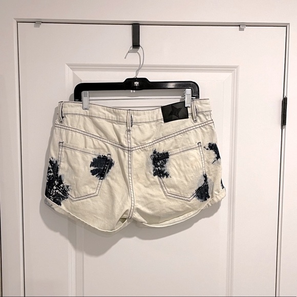 💯3/30$ BCBGeneration Bleach Wash Cuffed Shorts - Picture 2 of 5